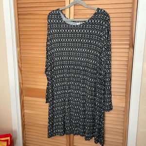 Plus Size Black/white/gray flowy patterned dress